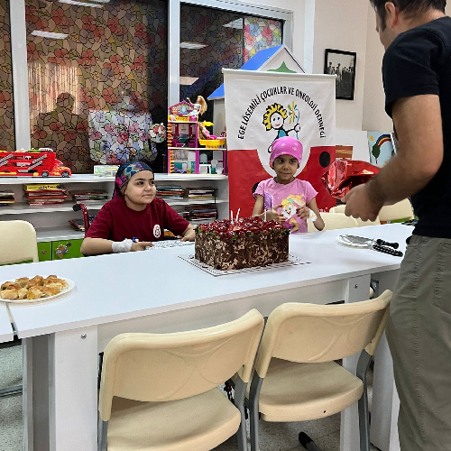 Zeynep D. Ve Zeynep Ç. Kemoterapi Bitiş Partisi-01